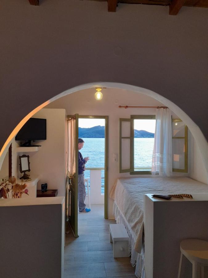 Milos By The Sea - Eco House Plaka  エクステリア 写真